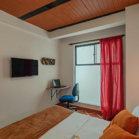Casa Los Naranjos Hostal メデジン エクステリア 写真