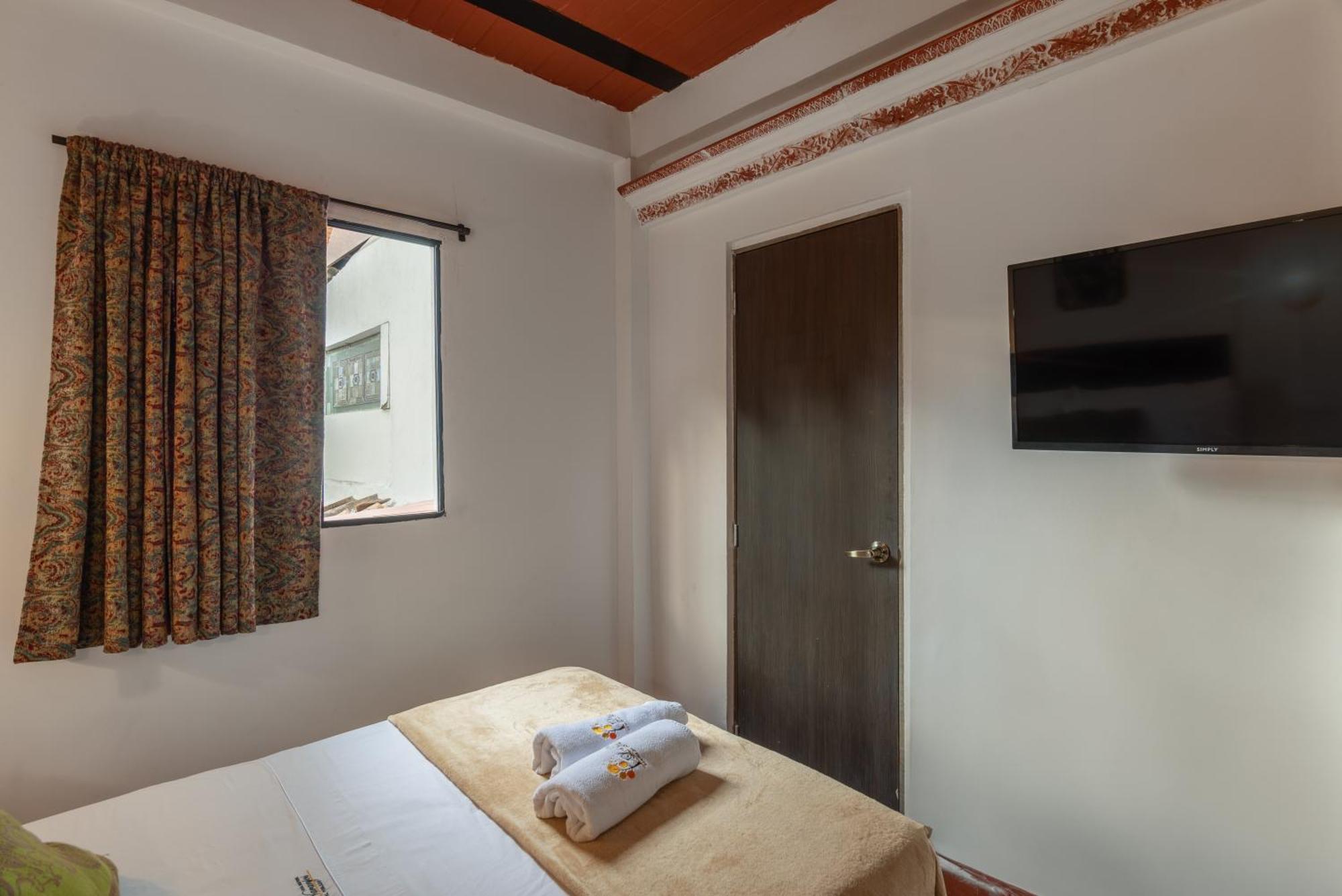 Casa Los Naranjos Hostal メデジン エクステリア 写真