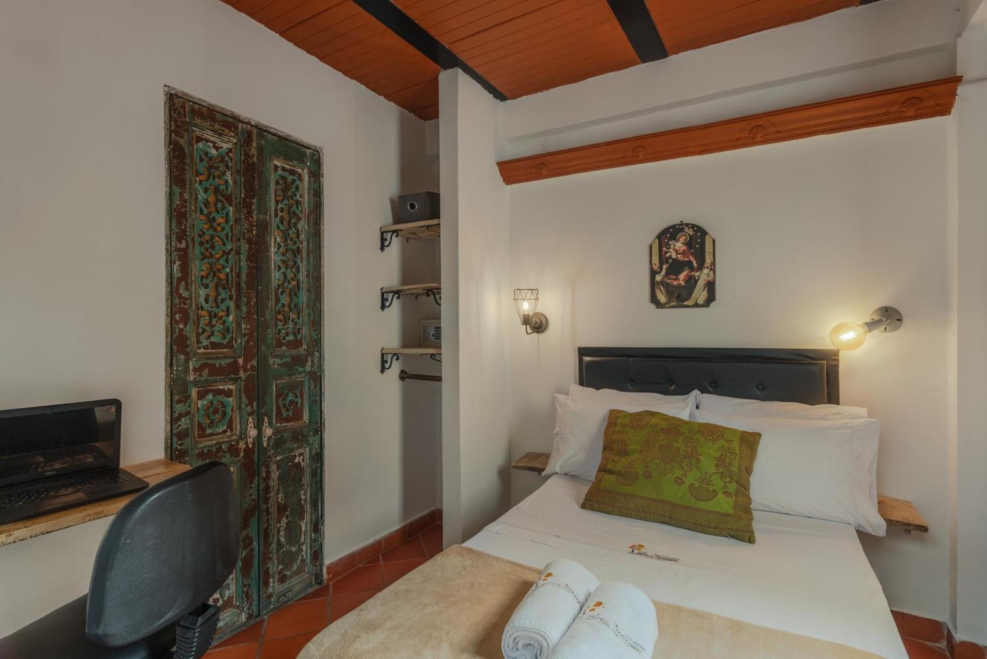 Casa Los Naranjos Hostal メデジン エクステリア 写真