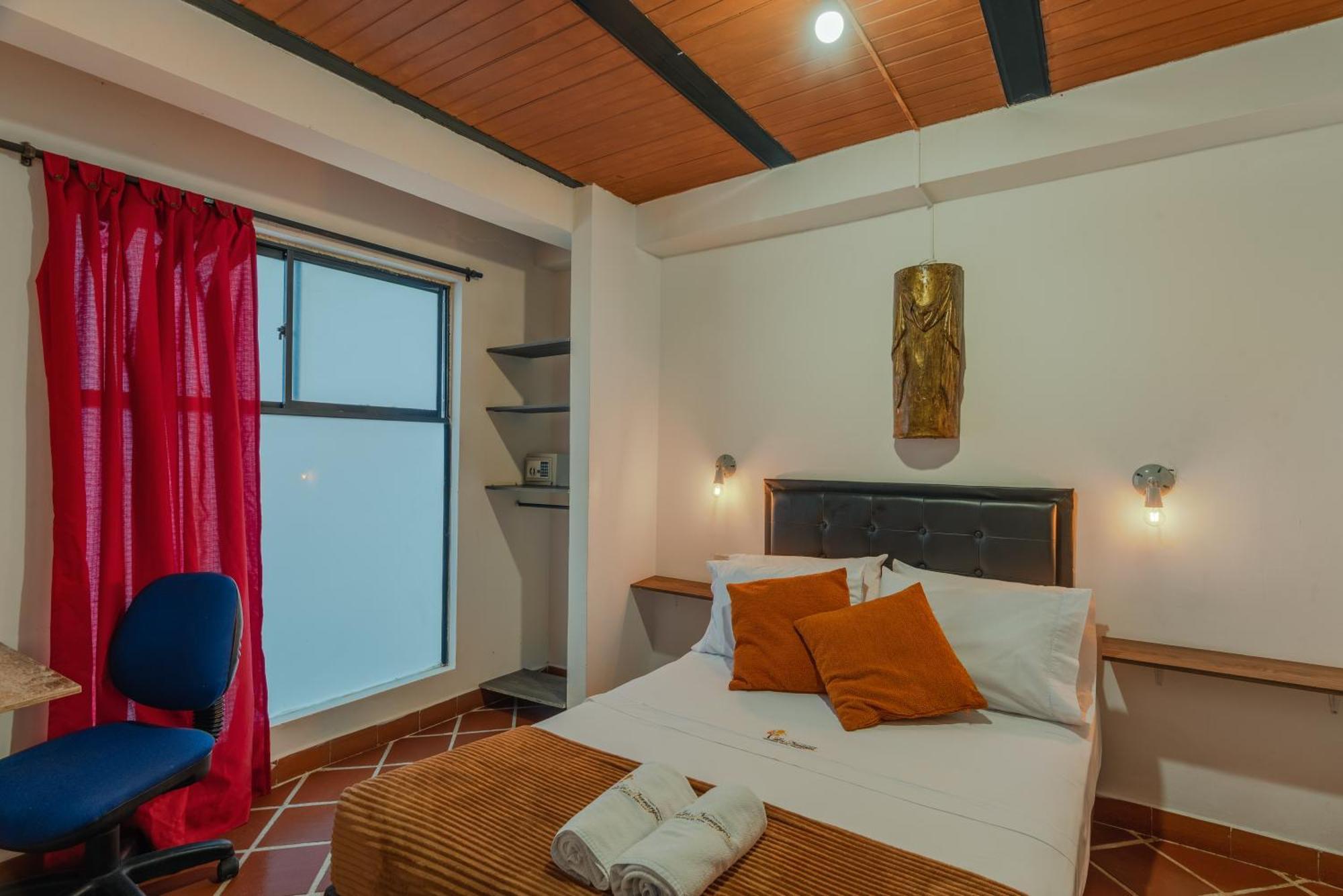 Casa Los Naranjos Hostal メデジン エクステリア 写真