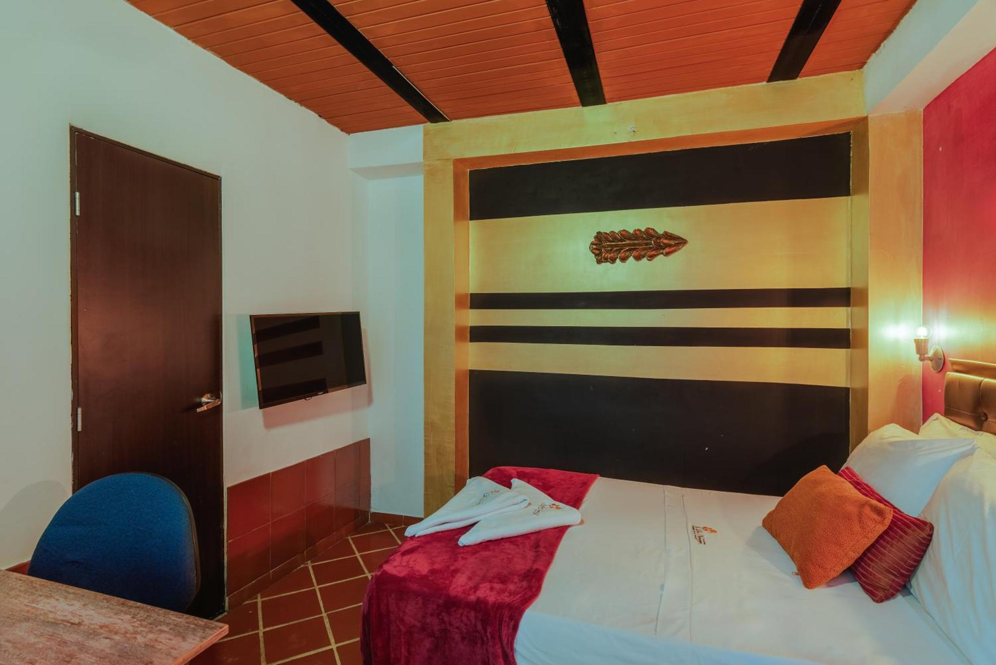 Casa Los Naranjos Hostal メデジン エクステリア 写真