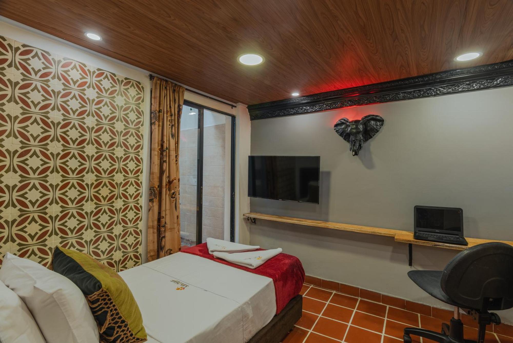 Casa Los Naranjos Hostal メデジン エクステリア 写真