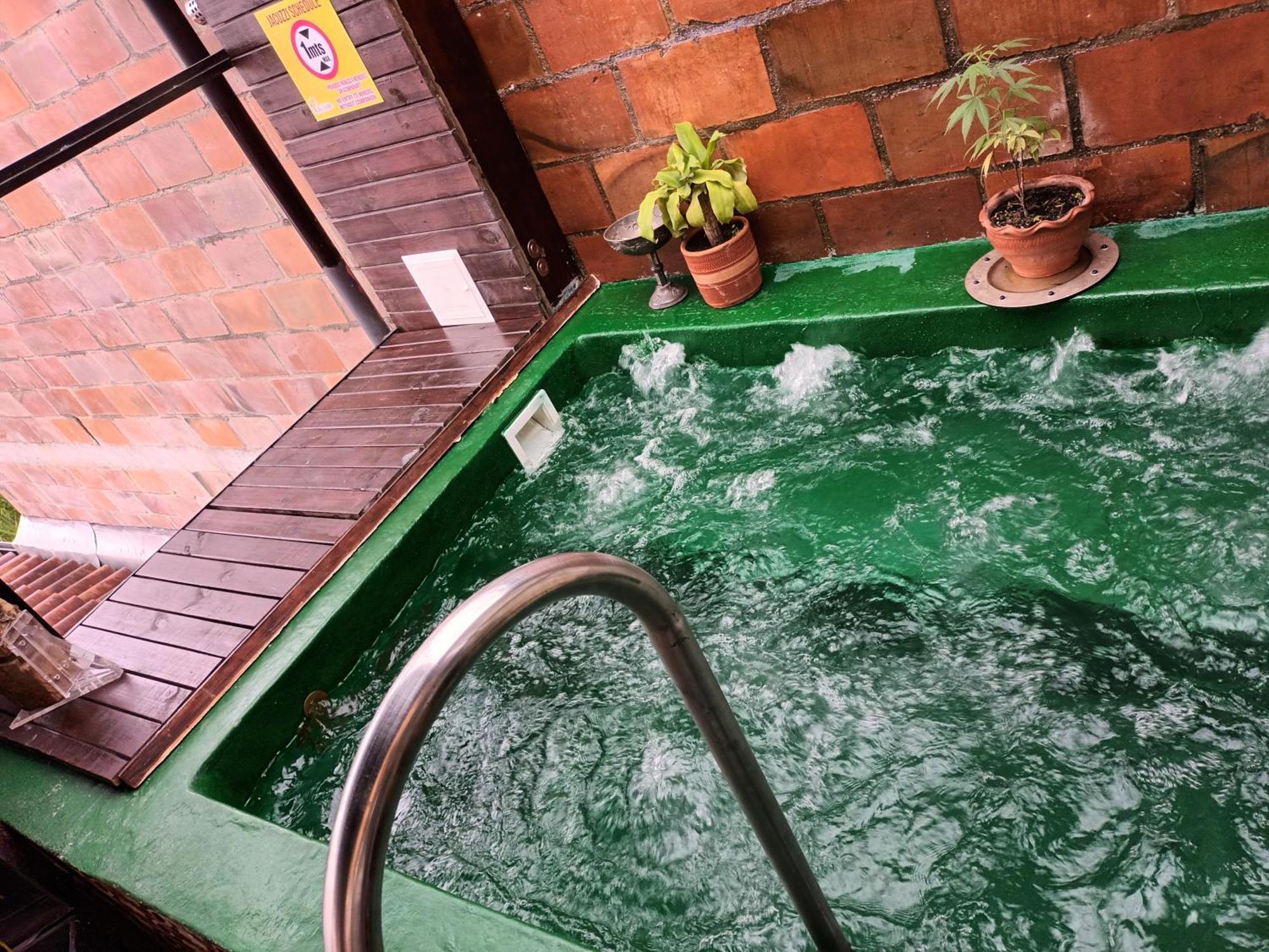 Casa Los Naranjos Hostal メデジン エクステリア 写真